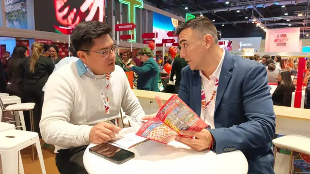 Reunión profesional durante una feria de turismo