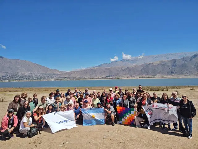 Grupo de viajeros de Greacy frente a un paisaje de montaña